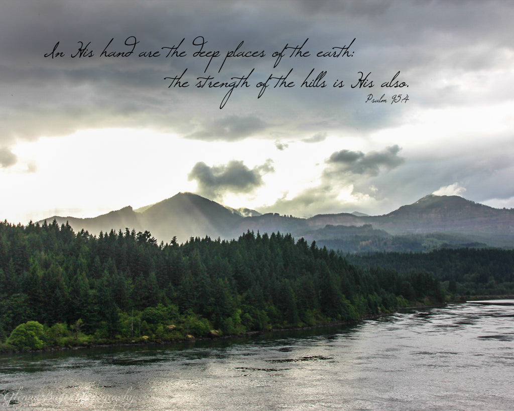 Sun rays by the Columbia River in Oregon with scripture verse